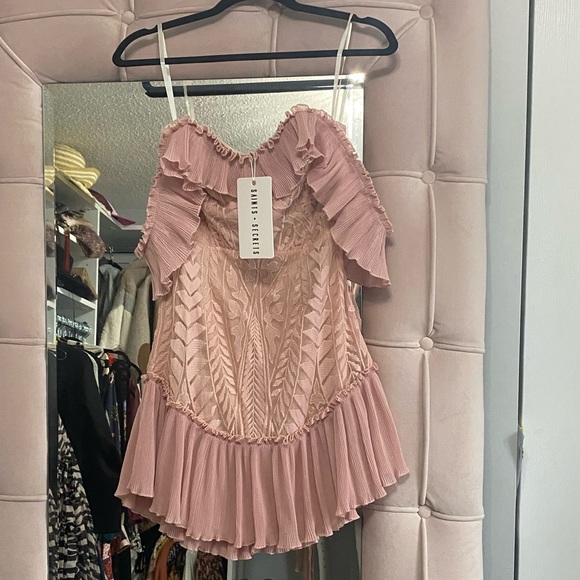 Blush off the shoulder dress. Large - Picture 4 of 7